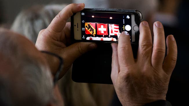 Schweizerinnen und Schweizer stehen auf iPhones und Samsung-Smartphones. Ältere Menschen wechseln das Gerät weniger oft als jüngere.