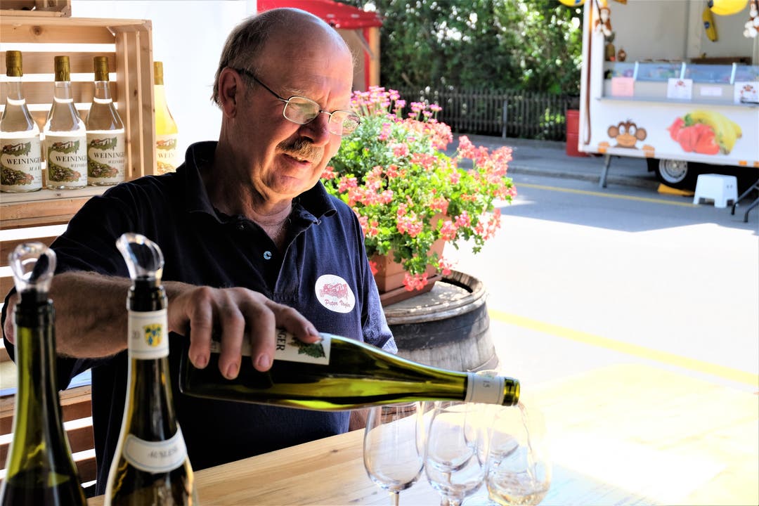 Rebblüetefäscht Weiningen 2018 Samstag Das Rebblüetefäscht steht ganz im Zeichen des Weins. An verschiedenen Ständen liessen sich beste Tropfen degustieren. So zum Beispiel bei Peter Vogler.
