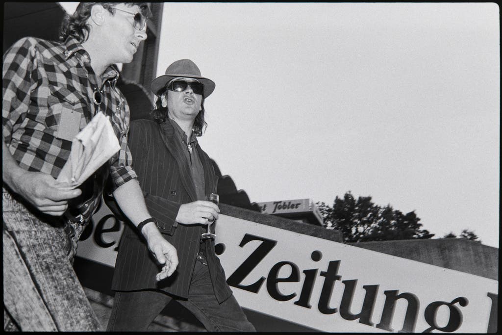 Polo und die Stars: Hier begleitet er Udo Lindenberg auf die Bühne des Wankdorfstadions in Bern (1989).