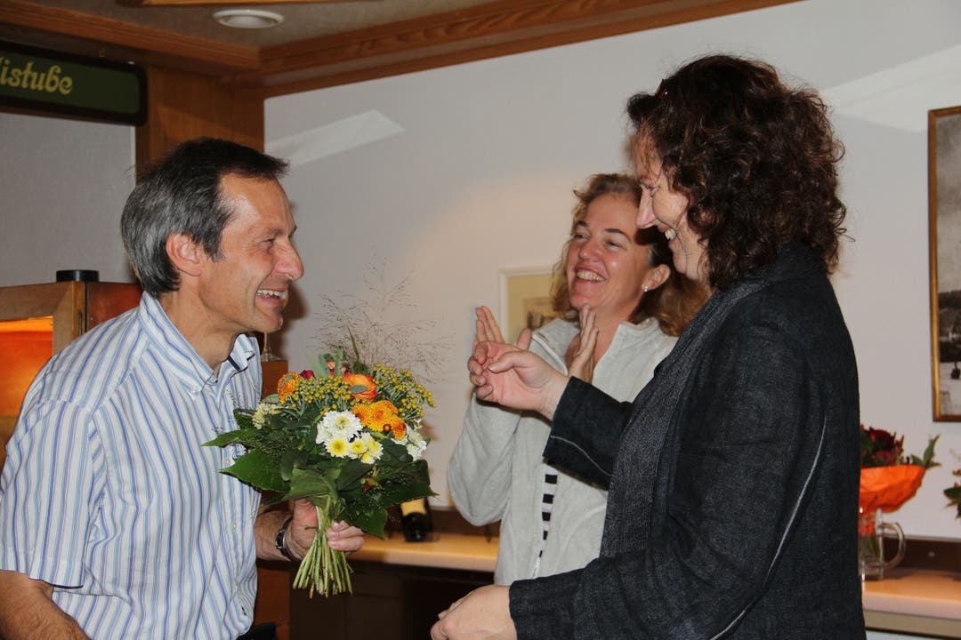 Im Oktober 2012 feiert die SP-Bezirkspartei im Restaurant Rotes Haus den neu gewählten Grossrat Martin Brügger. Stadträtin Andrea Metzler (Mitte) und die zurücktretende Grossrätin Rita Boeck gratulieren