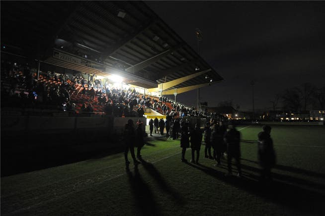 Lauschig war die Atmosphäre im Stadion Brügglifeld alleweil: Die Zuschauer und die Mannschaften warten während des Stromausfalls darauf, wie es weitergeht. Freshfocus