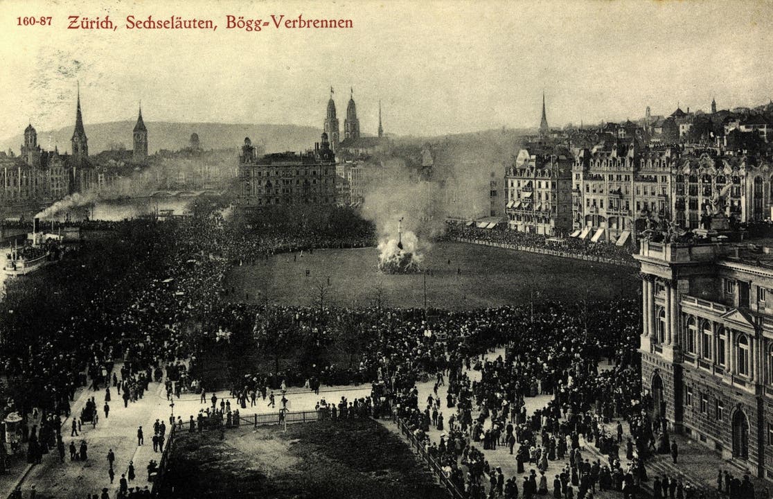 Was wäre Zürich ohne das traditionelle Sächsilüüte? Der Böögg wird seit 1902 auf einem grossen Scheiterhaufen in der Mitte des Sechseläutenplatzes verbrennt. Postkarte datiert vor 1916.