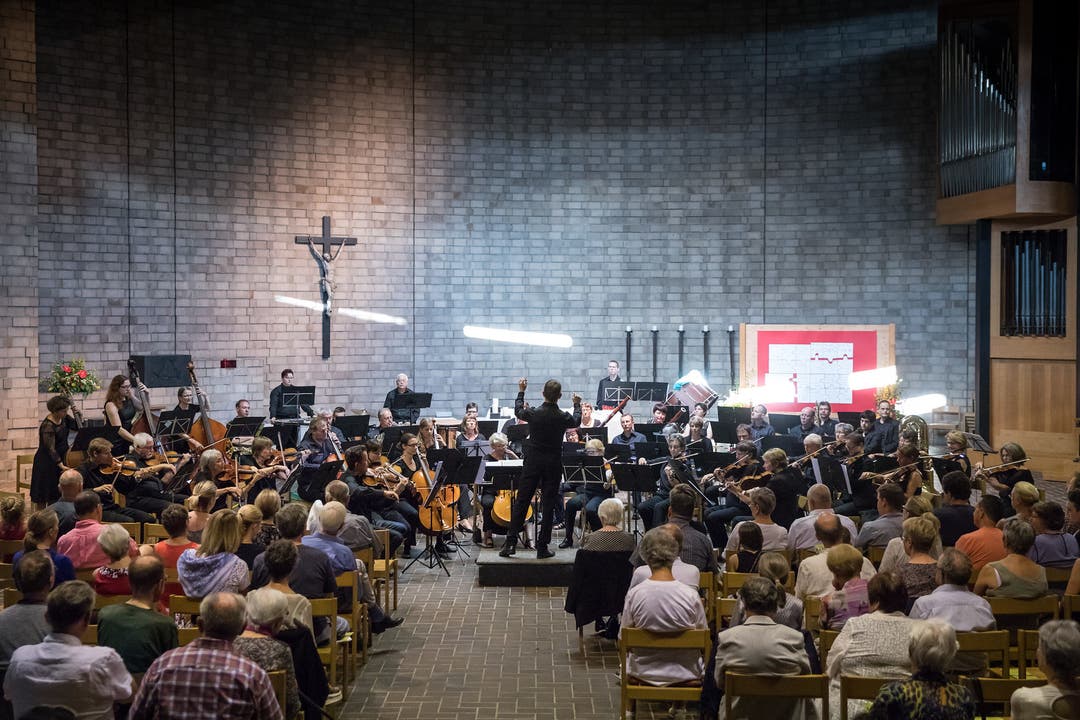 Blick auf den Orchesterverein Niederamt, der in er gut gefüllten St. Wendelins-Kirche in Dulliken konzertierte.