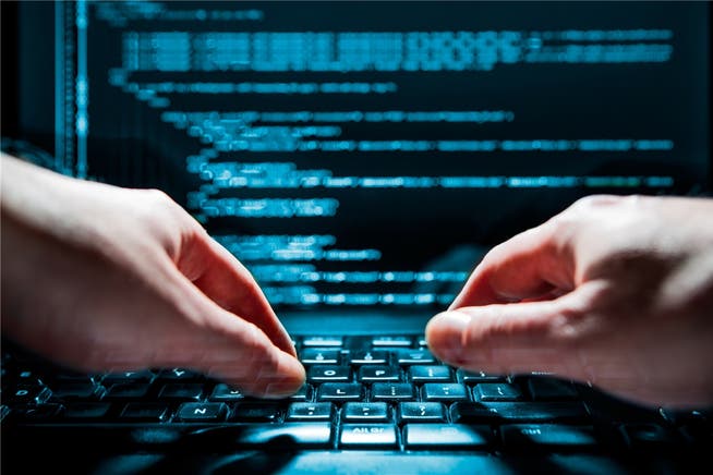 Hacker legten in 100 Ländern Zehntausende Computer lahm - auch diejenigen von Spitälern. Dabei fordern die Betrüger Lösegeld.