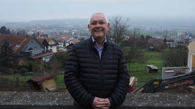 Willy Schürch kam 1998 in den Gemeinderat, seit 2008 ist er Gemeindeammann. Über die Grenze (im Hintergrund ist Bad Säckingen) sagt er «Ich erlebe sie als fliessend. Wir reinigen unser Abwasser seit Jahrzehnten in Bad Säckingen.»