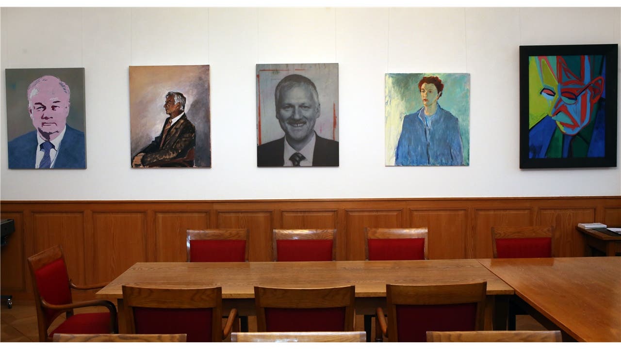 Blick in die «Ahnengalerie»: Porträts des von 2005 bis 2013 amtierenden Teams im Solothurner Regierungsrat (von links: Christian Wanner, Walter Straumann, Peter Gomm, Esther Gassler, Klaus Fischer)