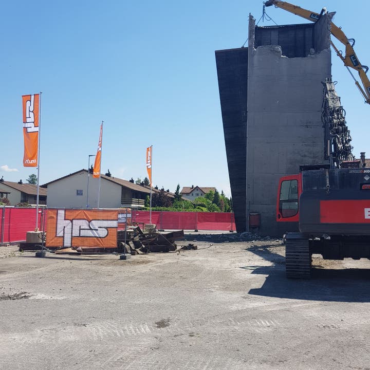 Neun Tage vor Ablauf der Baubewilligung für das neue Stadion hat die Bauherrin HRS mit den Abbrucharbeiten im Torfeld Süd begonnen.