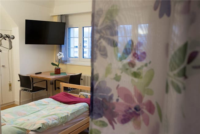 Blick in ein Zimmer im Hospiz Stationär Palliative Care in Brugg.