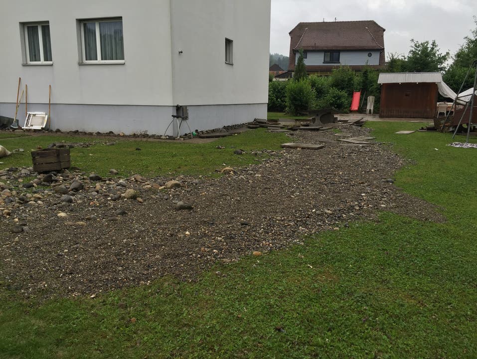 Uerkheim am Montag nach dem Unwetter Hochwasser Aufn dem Rasen dieses Mehrfamilienhauses hat die Uerke ein Kiesbett hinterlassen