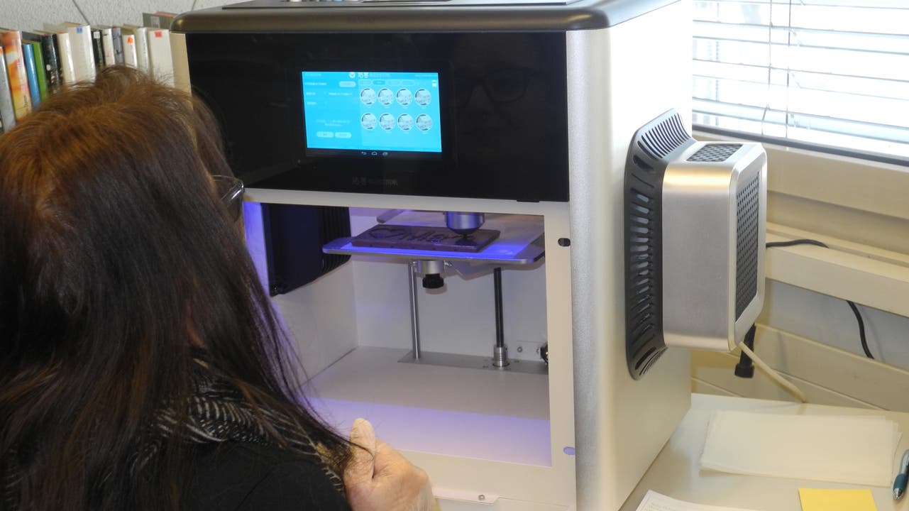 Die Bibliothekarin Katarina Lehmann stellt mittels eines 3-D-Druckers Schokoladekreationen her.