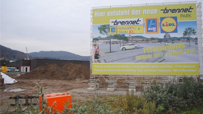 Auf dem Areal einer ehemaligen Weberei entsteht derzeit der «Brennet-Park», ein Einkaufszentrum in unmittelbarer Grenznähe. nbo