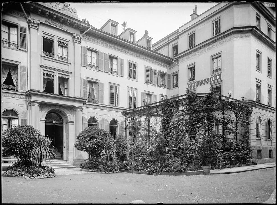Das Hotel Verenahof am Kurplatz, um 1900.