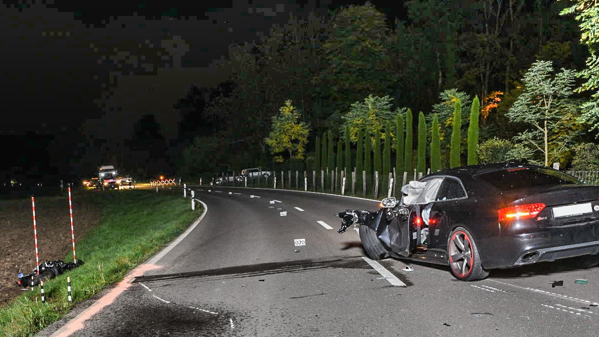 Bonstetten (ZH), 27. September Bei einem Verkehrsunfall zwischen einem Motorrad und einem Personenwagen sind am Mittwochabend beide Fahrzeuglenker schwer verletzt worden. Die beiden mussten mit einem Rettungshelikopter und einem Rettungswagen in Spitäler gebracht werden.
