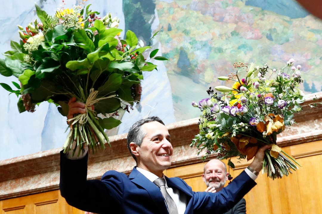 Stimmen, Freude, Gratulationen und schöne Blumensträusse: Ein schöner Tag für den neuen Bundesrat Ignazio Cassis.