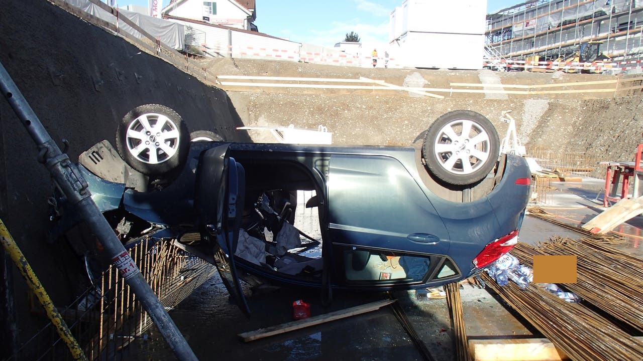 Muri (AG), 15. Dezember Ein Auto ist durch eine Absperrung gefahren und in eine rund acht Meter tiefe Baugrube gestürzt. Die beiden Insassen wurden verletzt und ins Spital gebracht. Der Sachschaden beläuft sich auf rund 23'000 Franken.