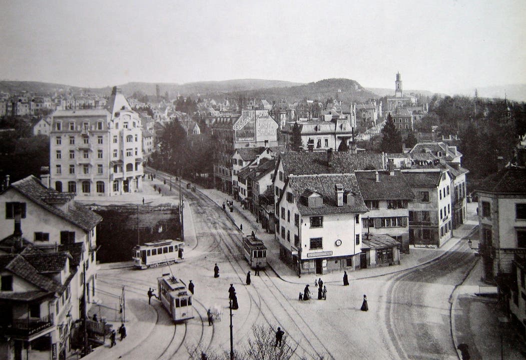 Der Kreuzplatz 1905. Rechts die Zollikerstrasse, rechts hinten die Neumünsterkirche.