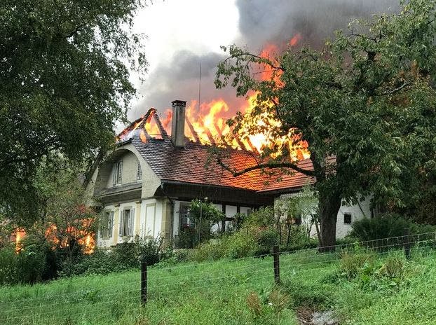 Zofingen (AG), 31. August Eine Scheune des Hirzenbergshofs an der Bottensteinerstrasse steht in Vollbrand. Das Feuer hat auf ein anliegendes Wohnhaus übergegriffen.