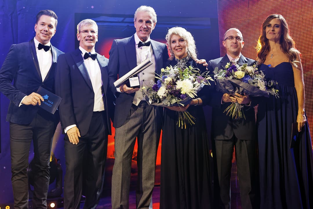 Die Protagonisten des Abends (von links): Sven Epiney, Roland Herrmann ( CEO NAB), Sieger Markus Wopmann, die Finalisten Rosmarie Hochuli und Marco Nyffeler und Sandra Studer.