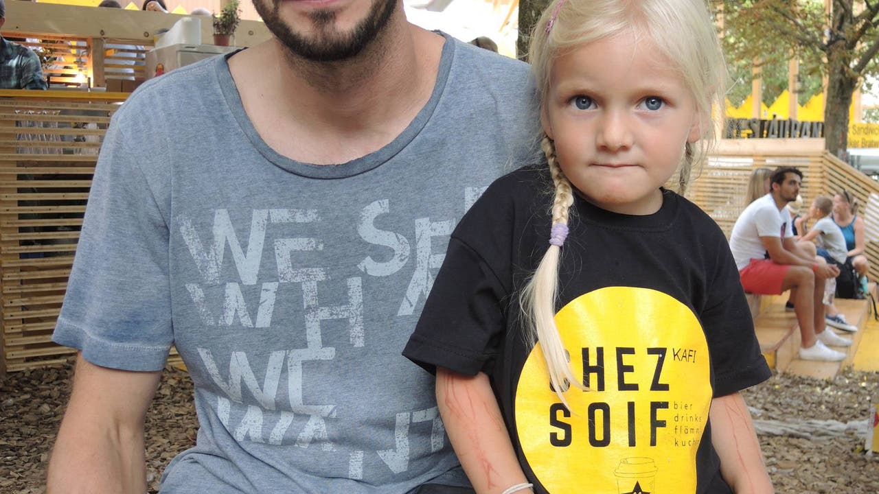 Markus Zehnder aus Bellikon mit Tochter Louna «An der Badenfahrt kommen alle auf ihre Kosten. Für Jung und Alt hat es etwas im Angebot.»