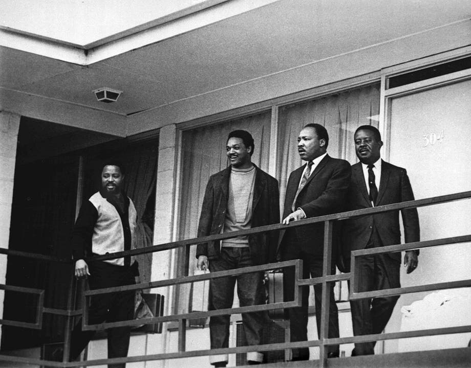 3. April 1968: King steht auf dem Balkon des Lorraine Motels in Memphis – einen Tag bevor er auf demselben Balkon erschossen wurde.