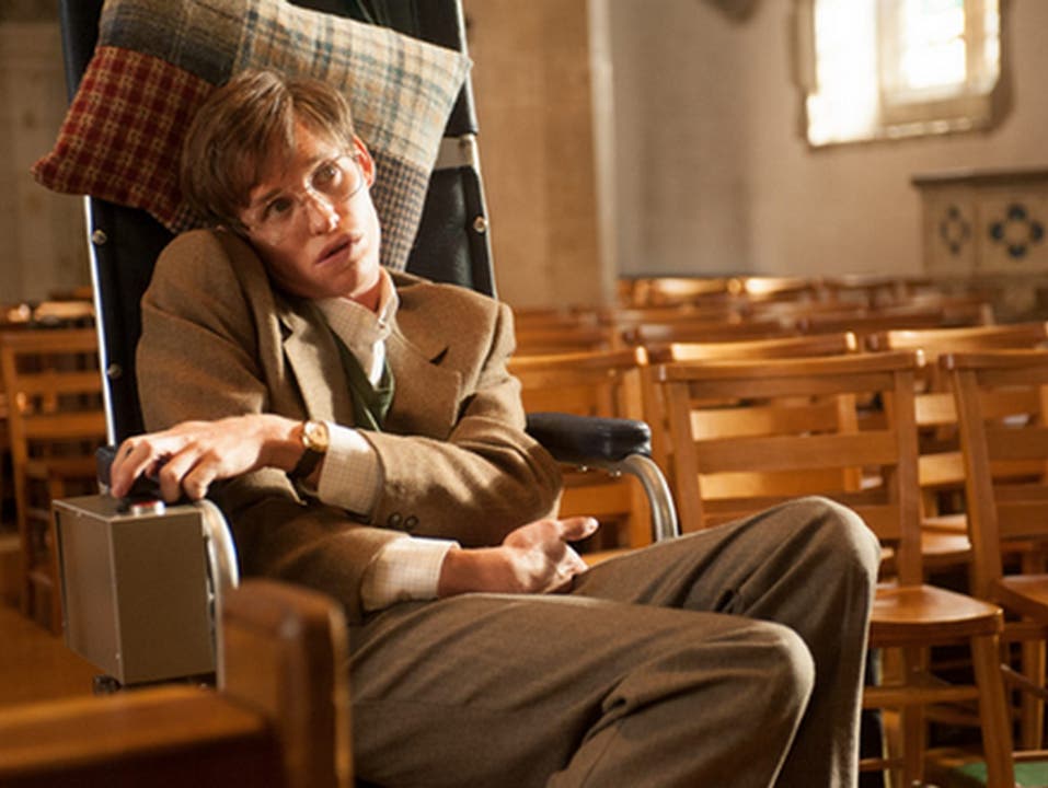 The Theory of Everything Der Kinofilm basiert auf den Memoiren von Hawkings erster Ehefrau Jane. Er handelt hauptsächlich von seiner unheilbaren Krankheit, und wie sich diese auf ihre Ehe auswirkte. Darsteller Eddie Redmayne (Bild) gewann für die Rolle 2014 den Oscar.