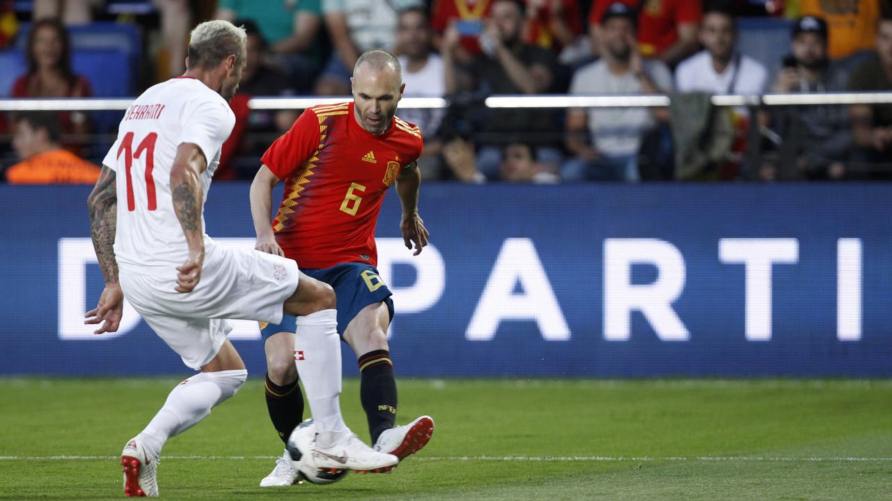 Spaniens Iniesta im Zweikampf gegen Mittelfeldspieler Valon Behrami.