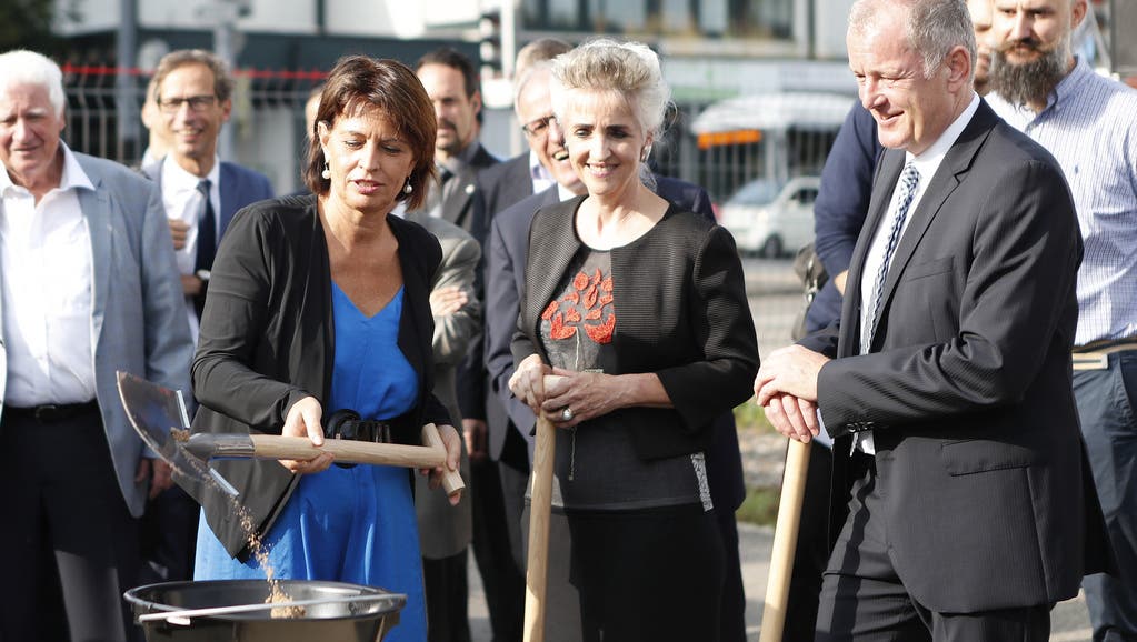  Bundesrätin Doris Leuthard beim Spatenstich, flankiert von der Zürcher Regierungsrätin Carmen Walker-Späh und dem Aargauer Regierungsrat Stephan Attiger
