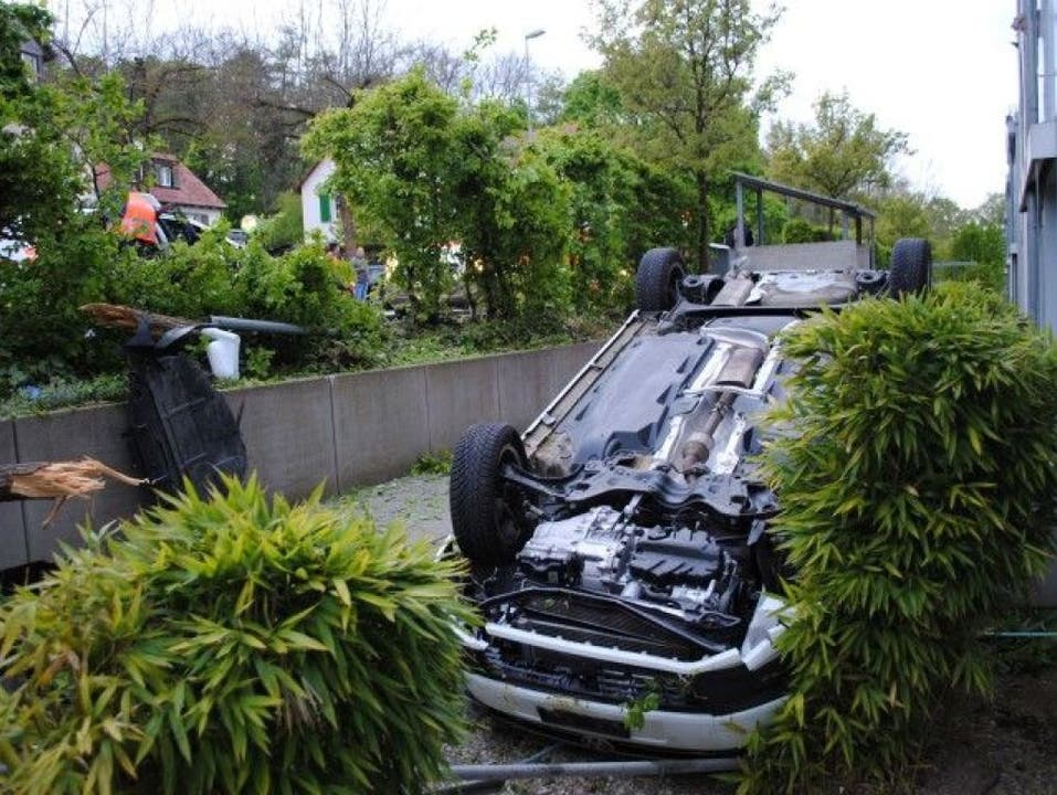 Über die Gartenböschung gekippt: Eine 55-jährige Lenkerin verletzt sich bei Unfall in Schaffhausen. (Bild Schaffhauser Polizei)