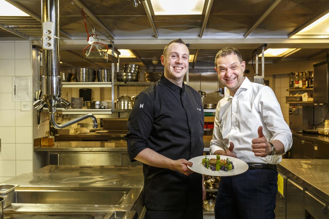 Neu dabei: Küchenchef Pierre Kaufeis und Gastgeber Christoph Bohren vom Sternen Kriegstetten freuen sich über die 13 Punkte