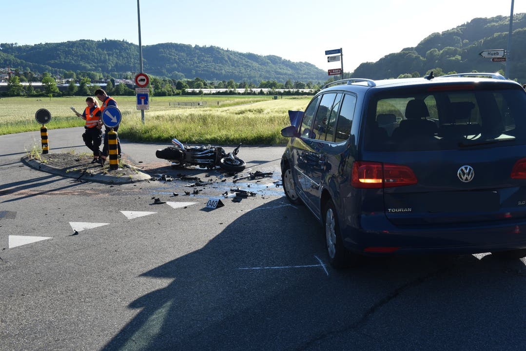 Neftenbach (ZH), 8. Juni Ein Autolenker wollte rechts abbiegen, als es zu einer Kollision mit dem korrekt entgegenkommenden Motorrad kam. Der 60-jährige Motorradfahrer wurde beim Unfall schwer verletzt und musste ins Spital gebracht werden.