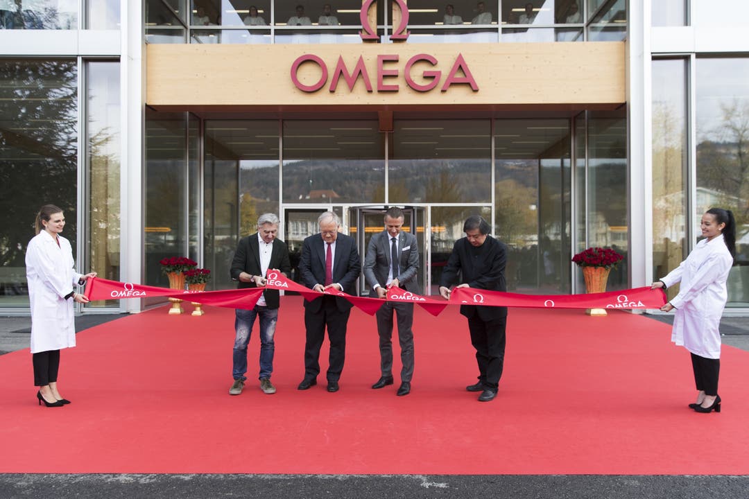 Nick Hayek (CEO Swatch Group), Bundesrat Johann Schneider-Ammann, Raynald Aeschlimann (CEO Omega) und der japanische Architekt Shigeru Ban durchschneiden ein Band bei der Eröffnung des neuen Omega Produktionsgebäudes