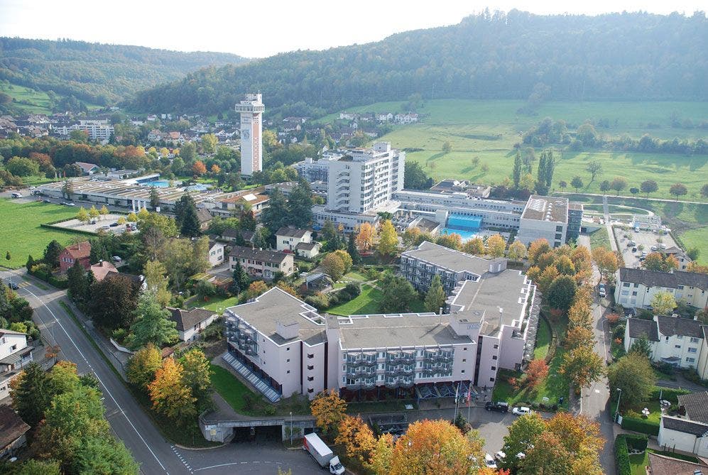 In Bad Zurzach befinden sich diverse Hotels, hier vorne das Park-Hotel, hinten das Thermalbad mit der bekannten RehaClinic, die in der Schweiz mehrere Ambulatorien führt.