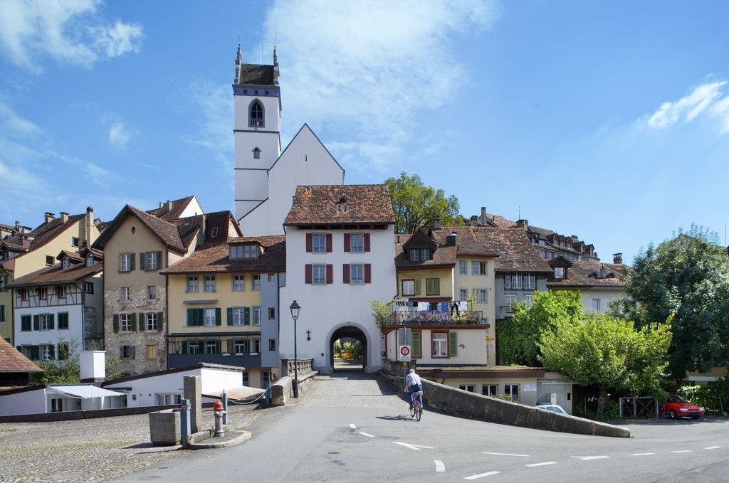 Blick auf das Haldentor in der Altstadt von Aarau.