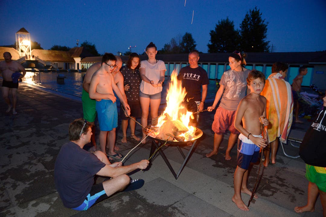 In der Badi sind an mehreren Orten Feuerschalen aufgestellt Vollmondschwimmern Badi Solothurn