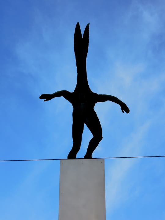undefined Für Notfälle auf dem Seil hat er Flügel ... Skulptur "Flieger" in Baden