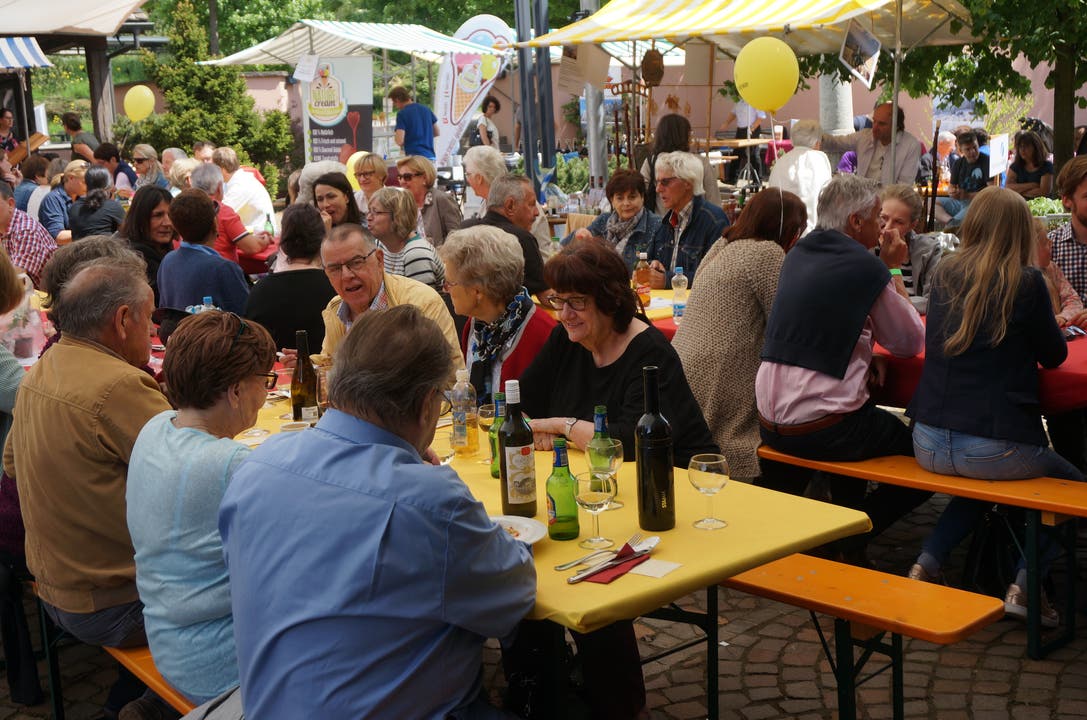 Impressionen vom Frühlingsmarkt in Uitikon Am Fruehlingsmarkt konnten die Besucher auch zusammen speisen und trinken - dafuer sorgten die Pfannae-Mannae Uedike