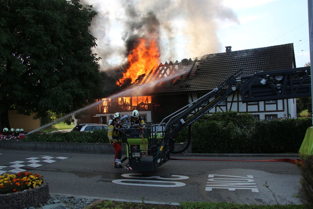 Niederhasli (ZH), 25. September Beim Scheunenbrand entstand ein hoher Sachschaden. Verletzt wurde niemand. Die Feuerwehr konnte ein Übergreifen der Flammen auf das angebaute Bauernhaus weit gehend verhindern.