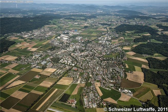 Luftaufnahme vom Bünztal, im Vordergrund die Agglomeration Wohlen, am linken Bildrand die Gemeinde Villmergen.