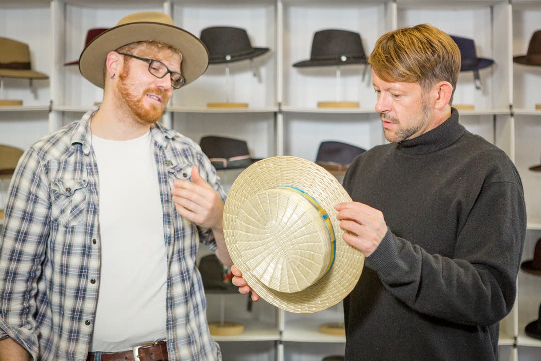Michael von der Heide in der Risa Hutfabrik Julian Huber erklärt die besondere Machart eines klassischen "Wohlerhuets".