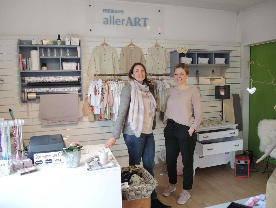 Pop-up-Store eröffnet in Niederrohrdorf Erika Erdt (l.) und Sabine Borges haben in Niederrohrdorf einen Pop-up-Store eröffnet. Im Laden verkaufen sie selbst designte Kinderkleidung und handgemachten Schmuck.