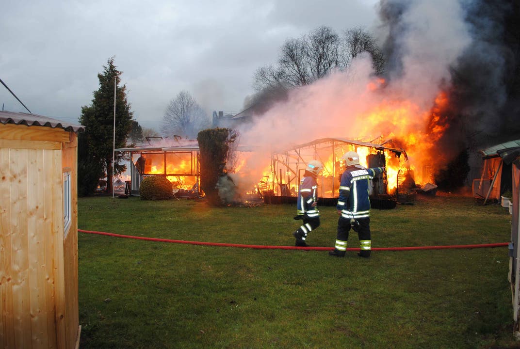 Die Feuerwehr Grenchen und ein Löschzug der Feuerwehr Staad konnten verhindern, dass das Feuer auf umliegende Gebäude in Brand gerieten.