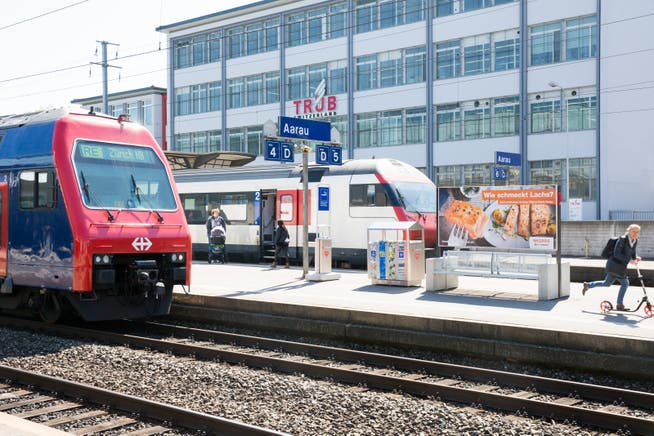 Die S-3 (links im Bild) fährt zu Stosszeiten neu im Halbstundentakt nach Zürich.