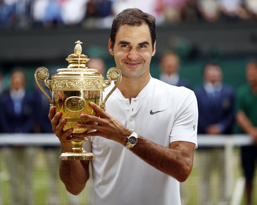 Federer posiert mit dem Pokal für die Fotografen.
