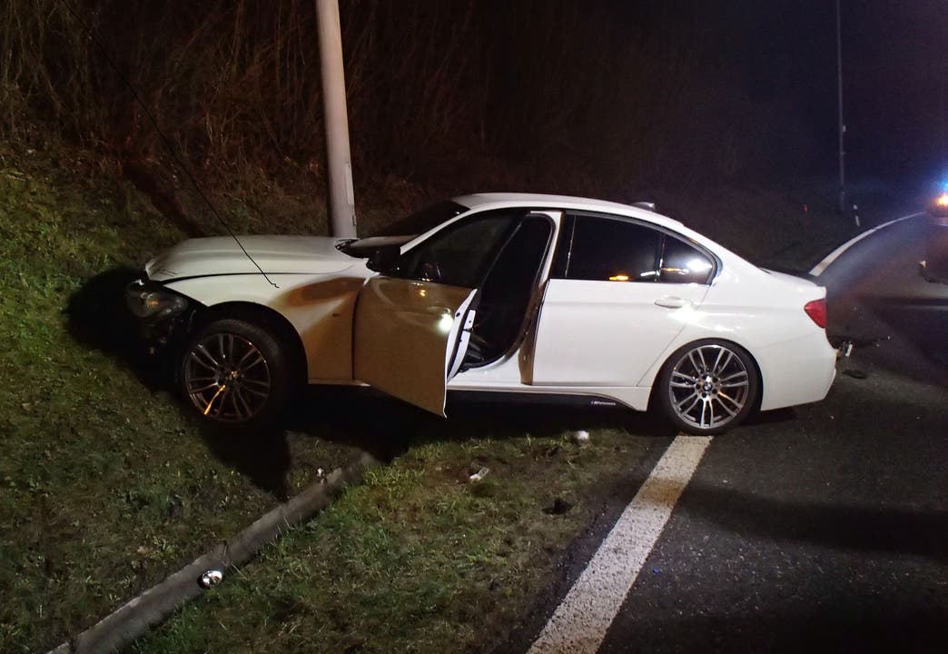 Neuenhof (AG), 31. März Der BMW kam von der Fahrbahn ab, kollidierte mit einer Leitplanke, worauf das Auto gegen eine Böschung geriet und zum Stillstand kam.