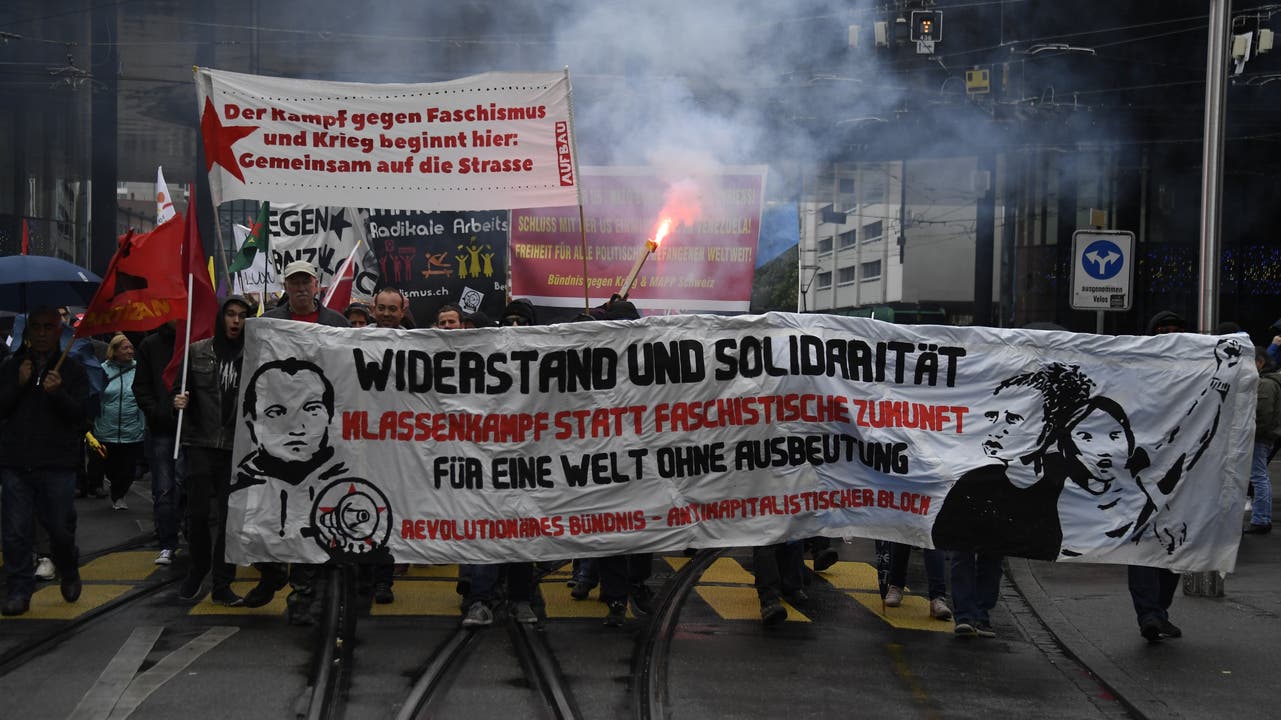 1. Mai-Demo in Basel «Das Revolutionäre 1.-Mai-Bündnis Basel» – im Volksmund bekannt als Schwarzer Block – führt den Umzug an.