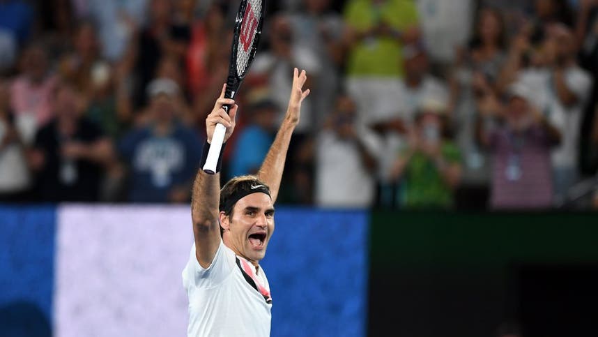 Federer lässt sich in der Rod Laver Arena feiern.