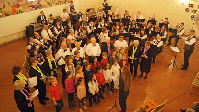 Die Musikgesellschaft Lohn-Ammannsegg und der Generations-Chor singen und spielen gemeinsam.