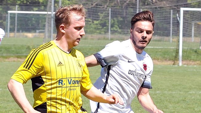 Zweikampf zwischen dem Dulliker Sven Schönenberger (links im Bild) und Nazim Elezi vom FC Iliria.
