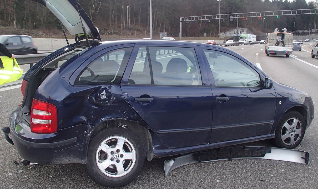 Neuenhof (AG), 9. März Ein Auto touchierte beim Einspuren auf die Autobahn A1 bei Neuenhof einen LkW, schleuderte auf die zweite Überholspur und kollidierte dort mit einem anderen Auto und der Mittelleitplanke. Die zwei Beifahrerinnen wurde dabei verletzt. Der Sachschaden belief sich auf 7'000 Franken.