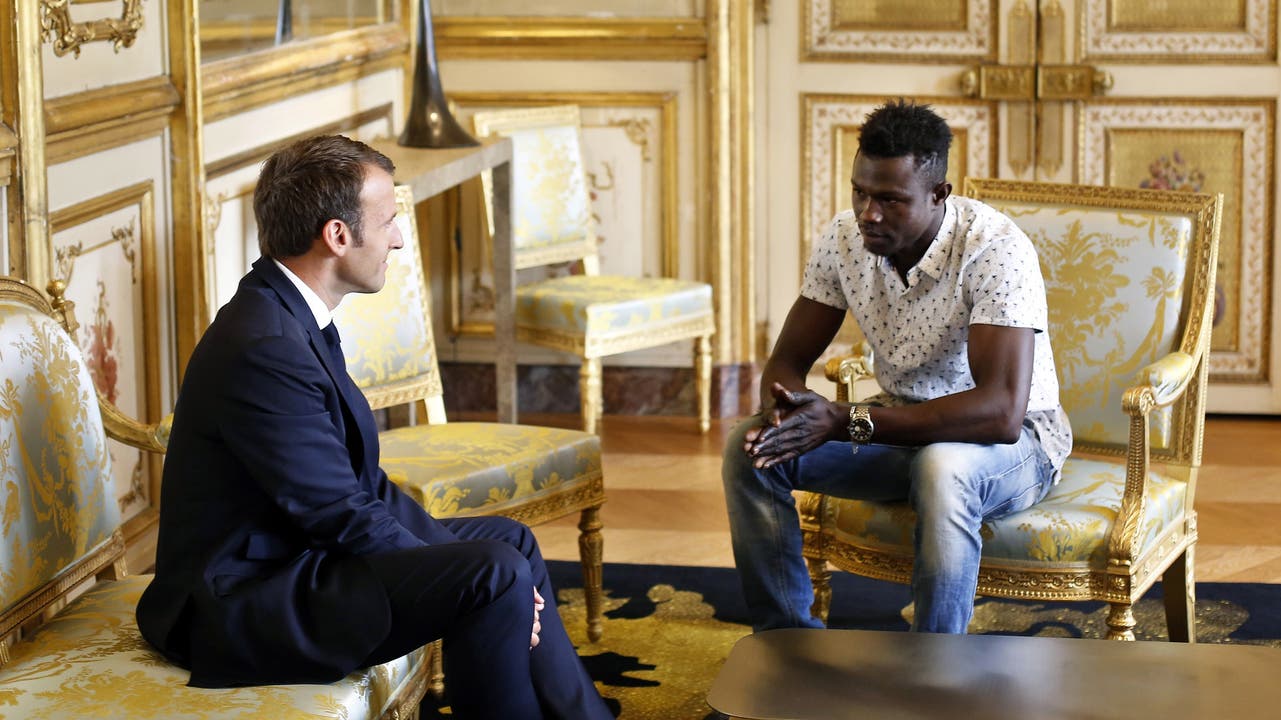 Emmanuel Macron empfängt den kletternden Malier nach seiner Heldentat